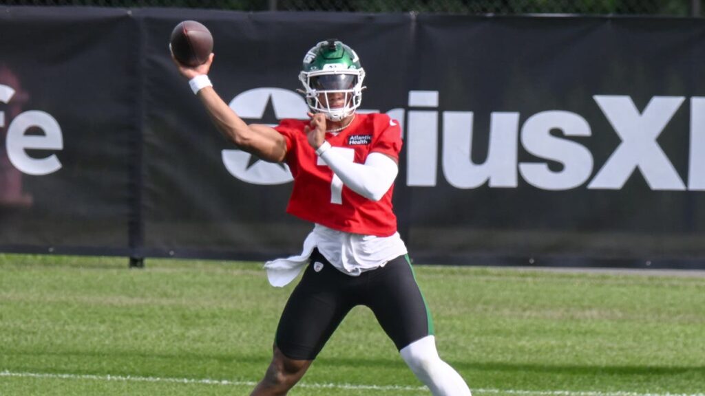 Jets QB Justin Fields dislocates toe during training camp