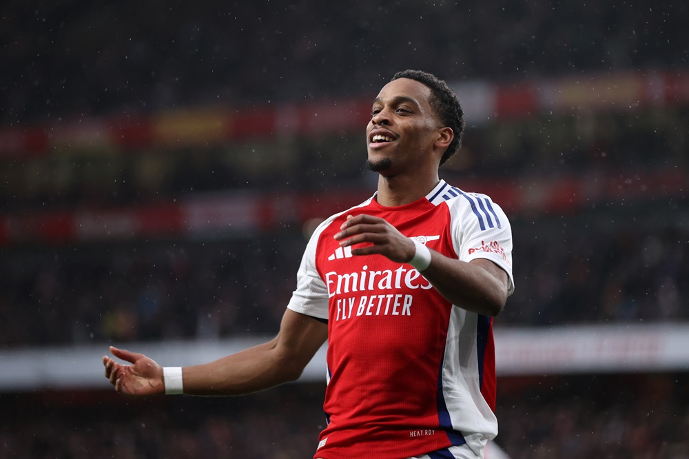 LONDON, ENGLAND: Jurrien Timber of Arsenal reacts as the flag goes up for offside ruling out his goal during the Premier League match between Arsenal FC and Nottingham Forest FC at Emirates Stadium on November 23, 2024. (Photo by Alex Pantling/Getty Images)