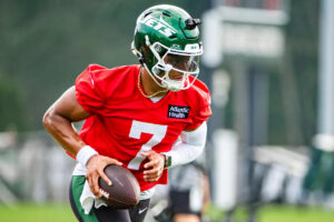 Justin Fields — while wearing a protective shoe — is running full speed at Jets practice after injury scare: ‘The toe is ready to go’