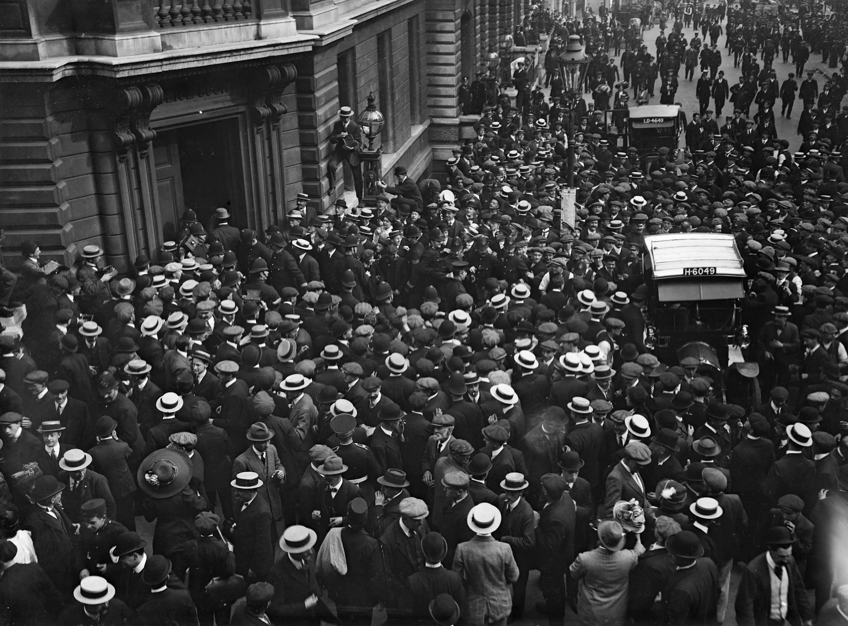 September 1911: Jack Johnson of the USA, one of the greatest yet most unpopular Heavyweight boxers of all time, on his way to court in Bow Street surrounded by a huge crowd. In 1908 he took the world title from Tommy Burns and held on to it until Jess Willard beat him in 1915. (Photo by Topical Press Agency/Getty Images)