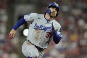 Will Smith, Freddie Freeman have clutch hits as Dodgers defeat Reds