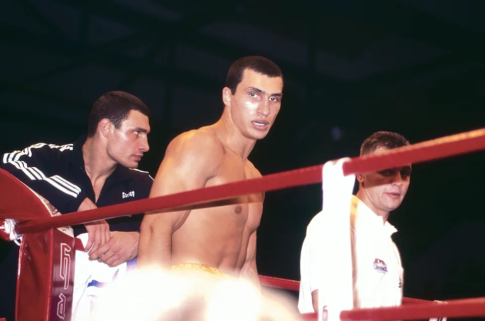 Wladimir und Vitali Klitschko, als Trainer und als Boxer, nach dem Gewinn eines Boxkampfes, Deutschland um 1999. (Photo by Valdmanis/United Archives via Getty Images)