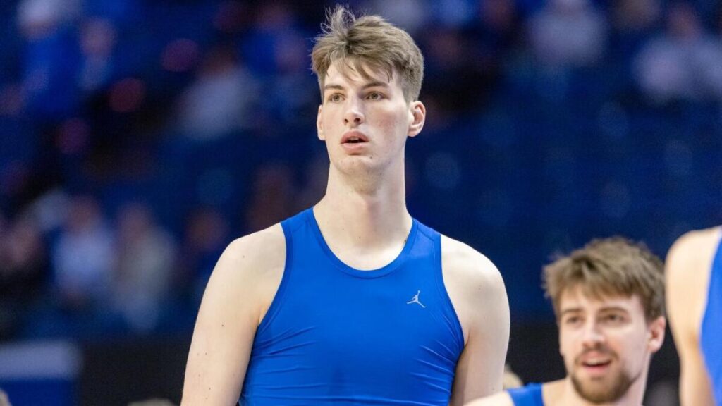 Olivier Rioux, Florida basketball’s 7-foot-9 center, works out for Gators football team