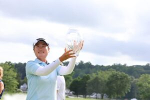 With mom caddying, Gina Kim takes home Hartford HealthCare title
