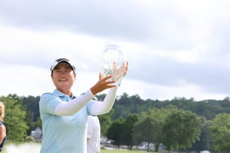With mom caddying, Gina Kim takes home Hartford HealthCare title