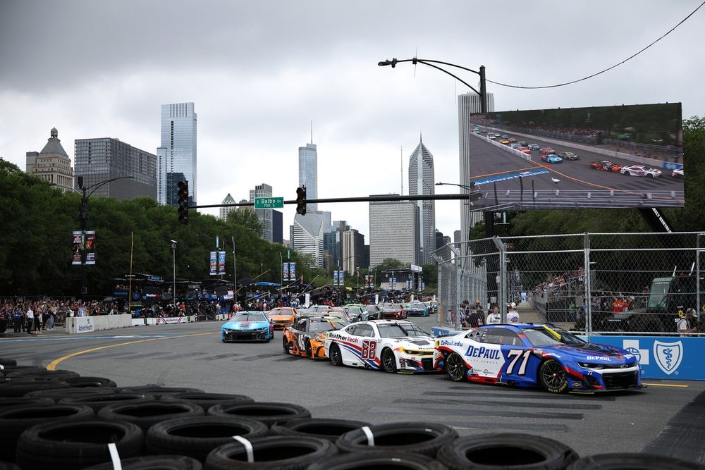 Michael McDowell, Spire Motorsports Chevrolet leads the field