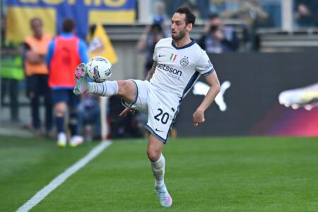 Manchester United would have to rival Fulham for this Serie A ace