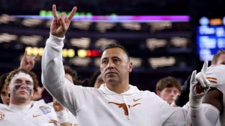 Texas is losing head-to-head recruiting battles in the 2026 class, so what’s behind the Longhorns’ strategy?