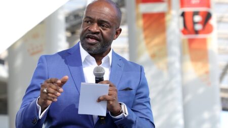 De Smith’s upcoming book takes shots at Roger Goodell, Jerry Jones, Jeff Pash