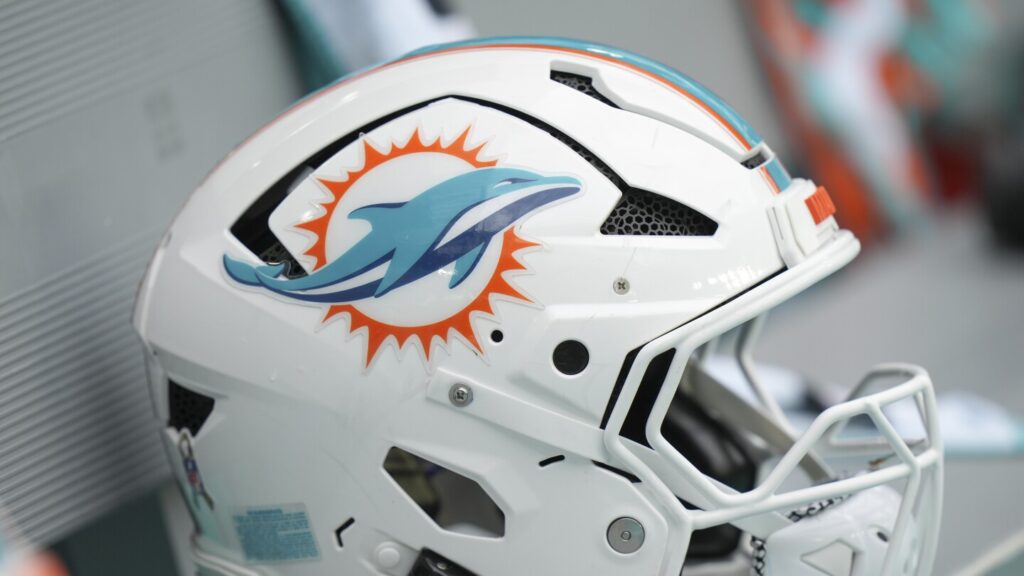 Dolphins sign OL Jalen McKenzie