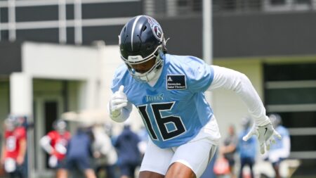 Report: Treylon Burks fractured his collarbone