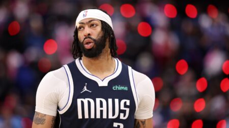 Mavericks’ Anthony Davis undergoes surgery to repair detached retina, expected to be ready to start season