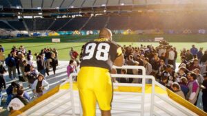 Former NFL defensive lineman Oliver Gibson dies at 53
