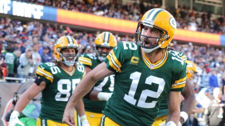 De Smith’s upcoming book describes Aaron Rodgers as “isolated” and “dismissive”