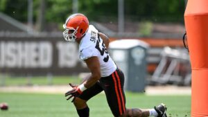 Browns place Elerson Smith on reserve/retired list