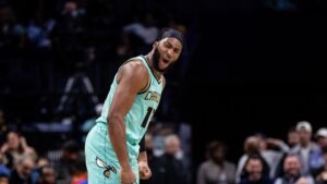 Rockets add defensive wing Josh Okogie on one-year deal
