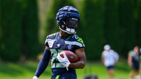 Seahawks RB Kenny McIntosh believed to have torn ACL