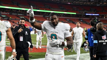 Steelers acquire Jonnu Smith from Dolphins