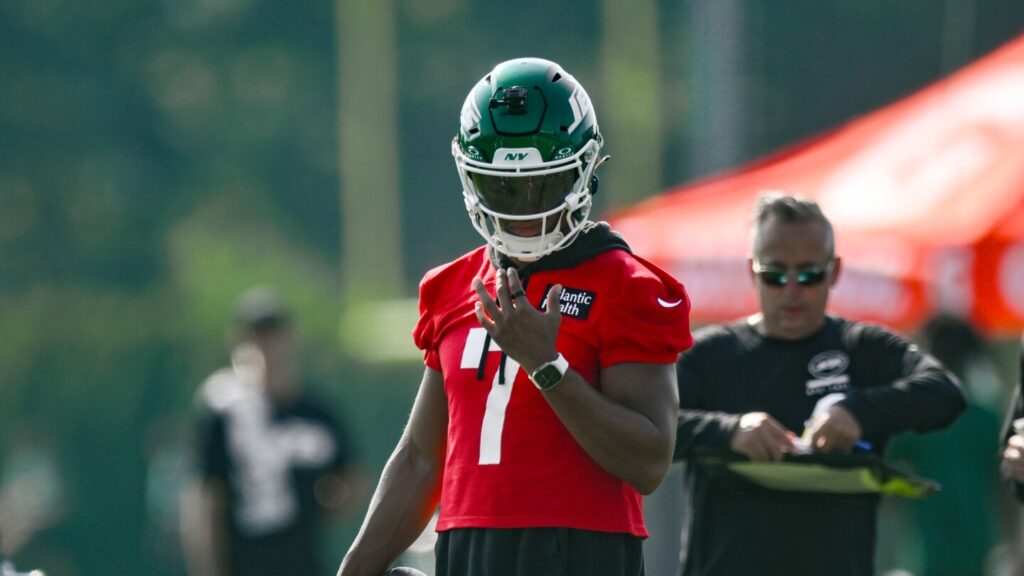 Justin Fields does 7-on-7 work at Saturday’s Jets practice