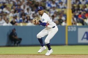 Hernández: Everyone can stop wondering. Mookie Betts isn’t moving back to right field