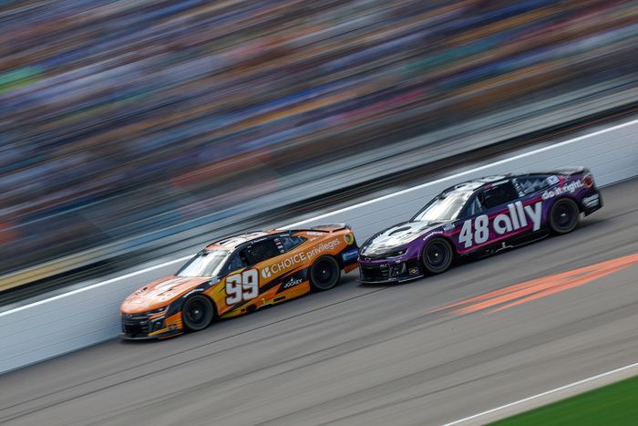 Daniel Suarez, Trackhouse Chevrolet, Alex Bowman, Hendrick Motorsports Chevrolet