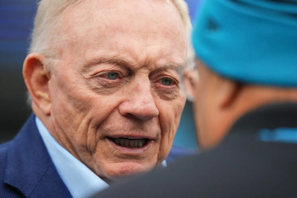 Jerry Jones doesn’t seem too worried about getting Micah Parsons’ deal done right away