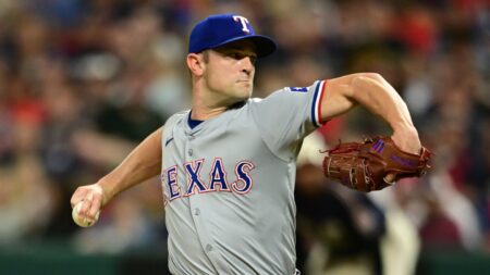 Phillies bring back 40-year-old reliever David Robertson