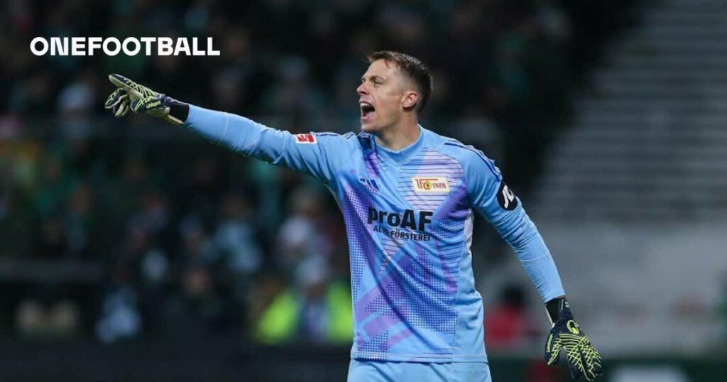 Werder Bremen consider signing journeyman keeper Alexander Schwolow