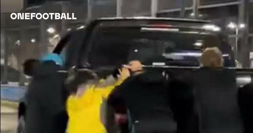 😂 Fans to the rescue! Libertadores hero has to push car after match 🎥