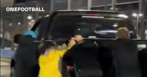 😂 Fans to the rescue! Libertadores hero has to push car after match 🎥