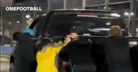 😂 Fans to the rescue! Libertadores hero has to push car after match 🎥