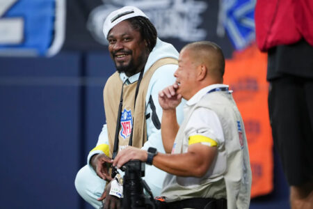 Marshawn Lynch throws elbow to protect camera from Seahawks RB George Holani in debut as photographer