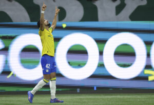 📹 Wearing Brazil shirts, foreign fans back Palmeiras for another win