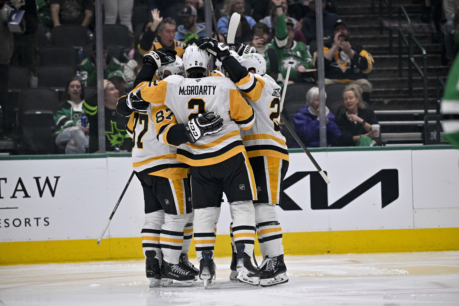 Apr 5, 2025; Dallas, Texas, USA; The Pittsburgh Penguins celebrate after center Sidney Crosby (87) scores a gol against the Dallas Stars during the third period at the American Airlines Center. Mandatory Credit: Jerome Miron-Imagn Images