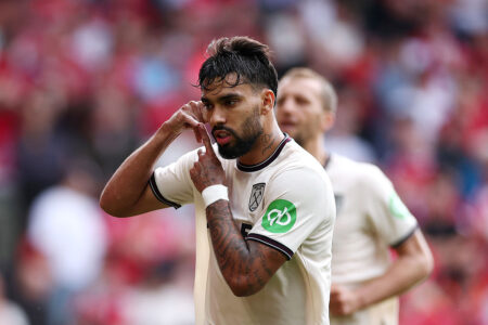 📹 Paquetá scores, hangs up the phone and kisses West Ham badge