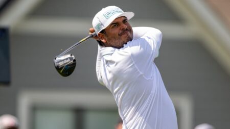 Sebastian Munoz leads with birdie barrage