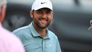 Ranking top golfers based on prize money