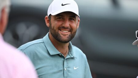 Ranking top golfers based on prize money