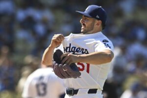Plaschke: Dodgers’ inability to improve bullpen at trade deadline haunts them again