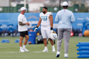 Chargers LT Rashawn Slater suffered torn patellar tendon, will undergo season-ending surgery