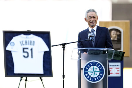 Ichiro Suzuki thanks Randy Johnson for allowing him to wear No. 51 as Mariners retire his jersey