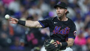 Mets' Jeff McNeil dealing with right shoulder soreness