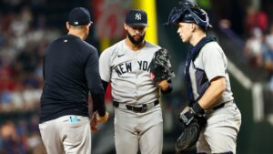 Yankees' Aaron Boone talks decision to stick with struggling Devin Williams in loss to Rangers