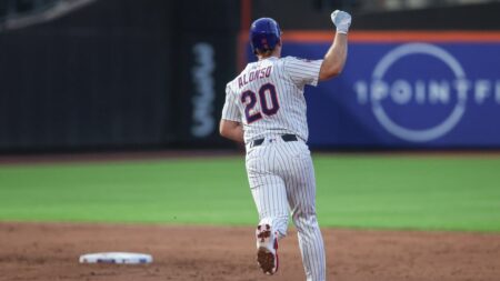 Darryl Strawberry congratulates Pete Alonso on passing his Mets HR record