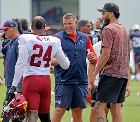 Mike Vrabel tries to break up scrum, emerges with bloody cheek at Patriots-Commanders joint practice