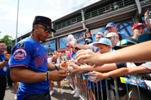 Airport mobs, hill sliding and selfies: Little League Classic creates memories for youngsters and big leaguers alike