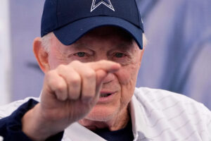 As Cowboys negotiations drag on, Jerry Jones won’t let Micah Parsons beat him at his own game