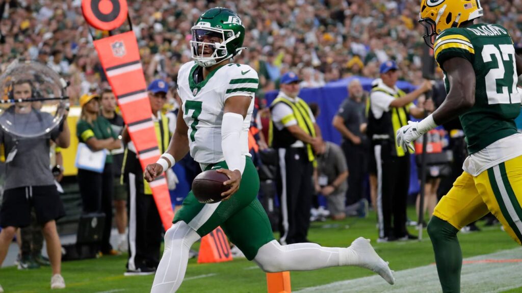 Justin Fields scores early touchdown, Jets open preseason with 30-10 win over Packers