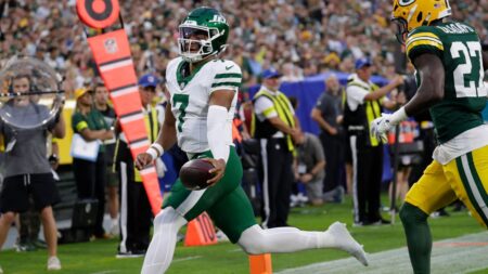 Justin Fields scores early touchdown, Jets open preseason with 30-10 win over Packers