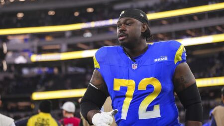 Jaguars sign OL Tremayne Anchrum